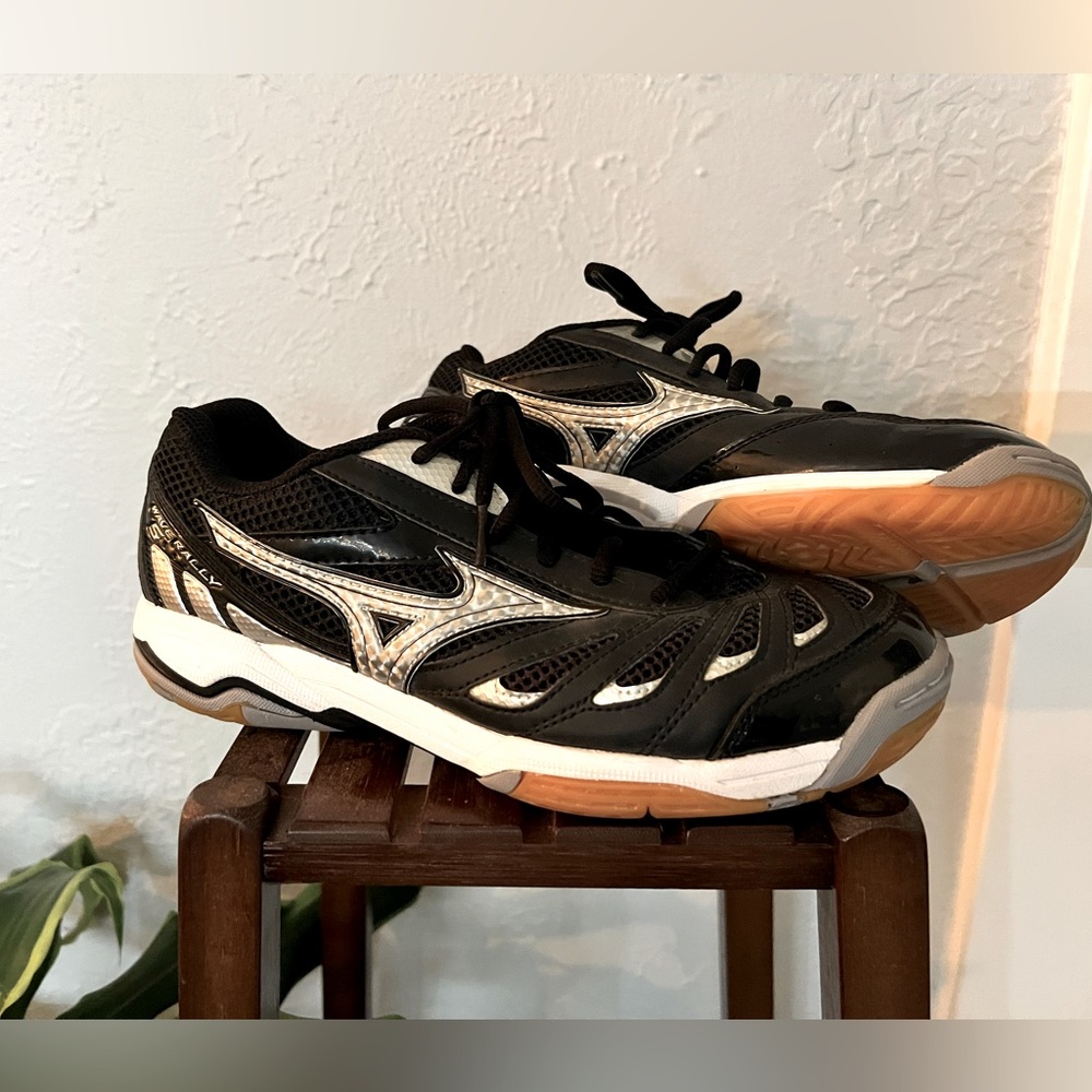 Brand New Womens Mizuno Wave Rally 5 Volleyball- 8.5